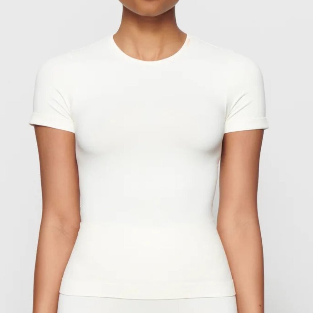 SKIMS Soft Smoothing Seamless Tshirt, Marble/White